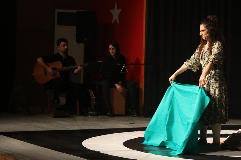 Bir Kadın Uyanıyor