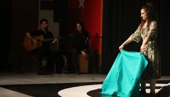 Bir Kadın Uyanıyor